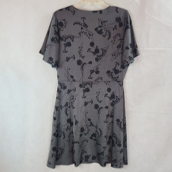 New 41 Hawthorn W's (L) Gray & Black Floral Satin Flutter Sleeve Faux Wrap Dress - Picture 10 of 14